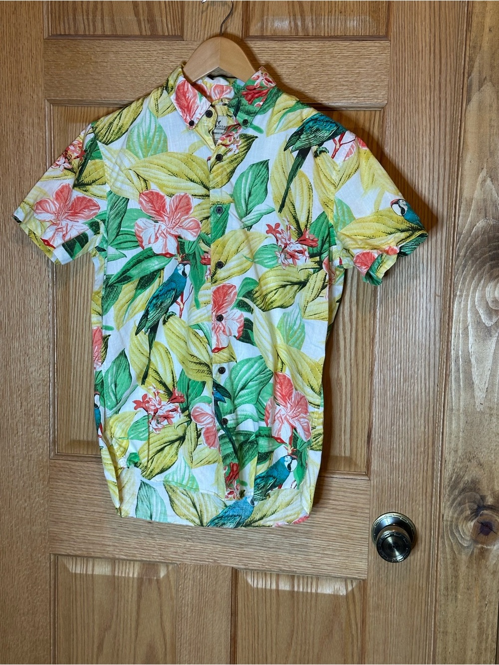 American Eagle Seriously Soft Men’s small Tropical Floral Toucan Button-Up Shirt